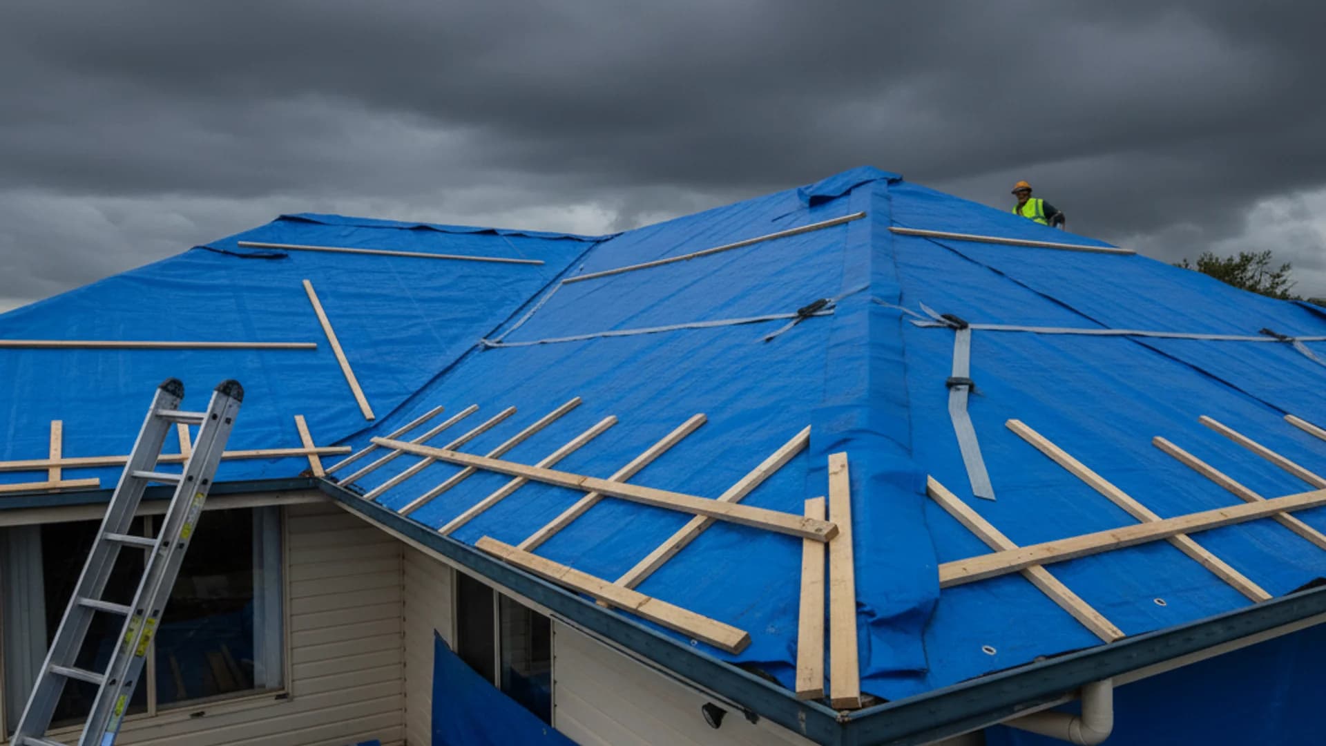 Emergency roof tarping with UV-stabilised tarpaulins